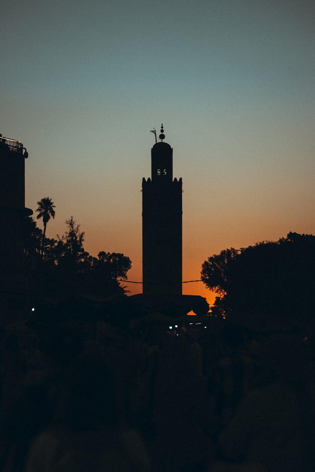 Un minaret se détache sur le ciel du soir