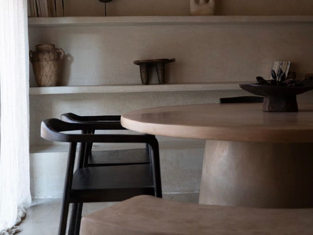 Séjour aux chaises noires