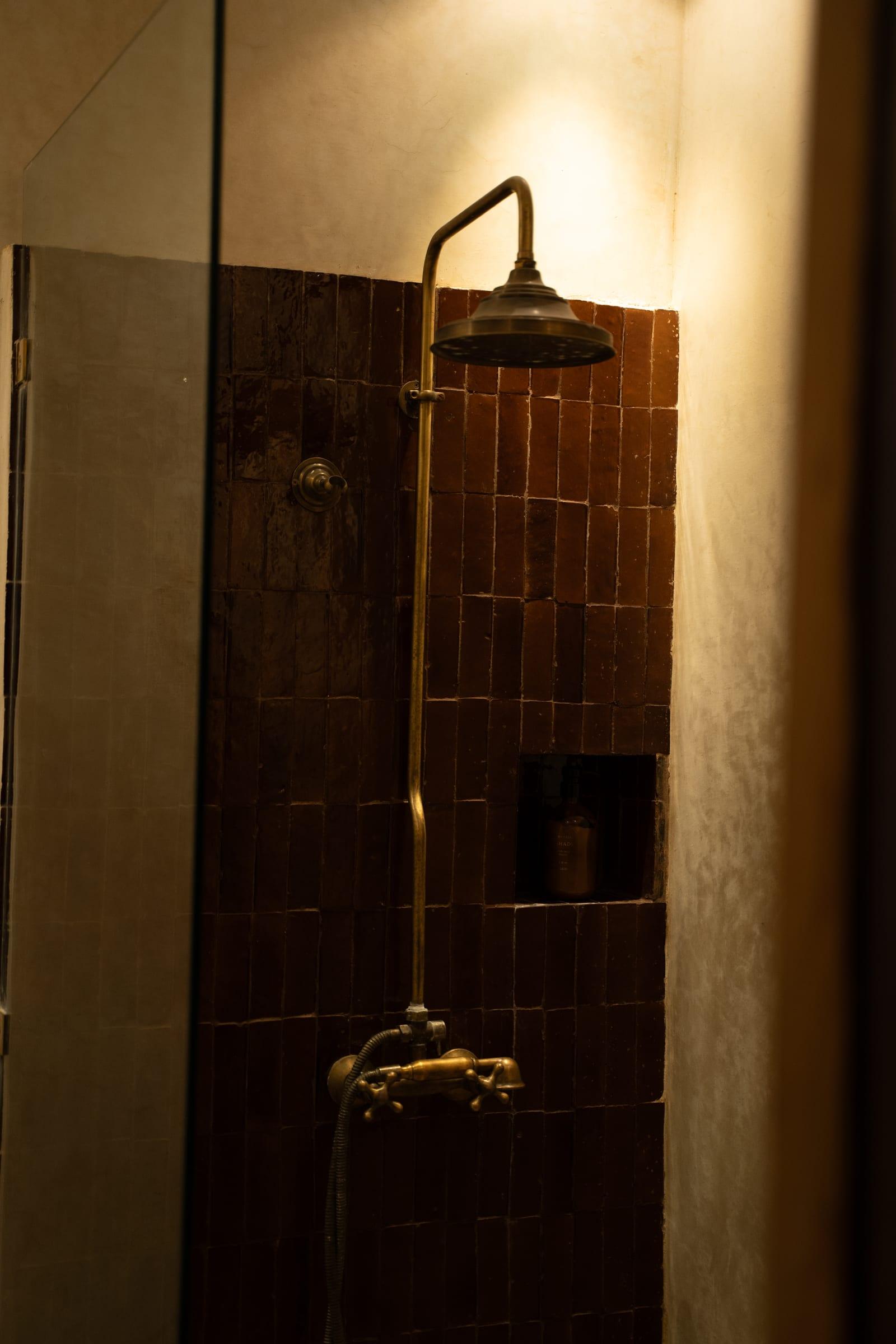 Une douche à l’italienne, robinetterie en laiton et zellige sombre