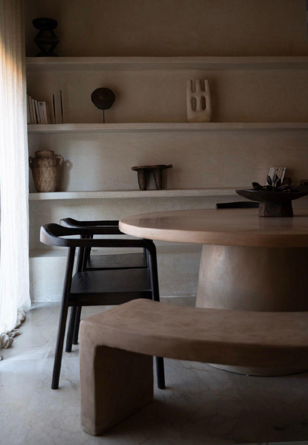 Une salle à manger : pièces posées sur des étagères de plâtre